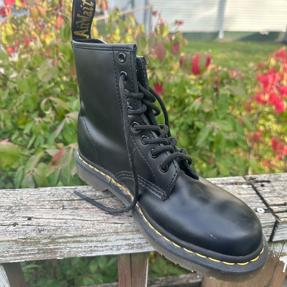 Dr. Martin Boots Women’s Size 7 - Picture 3 of 4